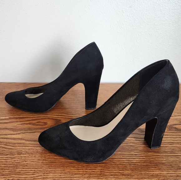 Fergie Sydney Velvet Pump - Picture 3 of 9